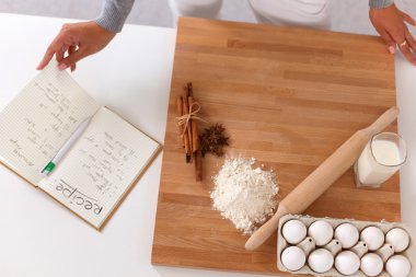 Kadın mutfakta Noel kurabiyesi yapıyor.