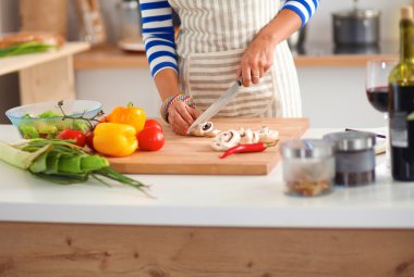 Mutfakta Sebze Kesen Genç Kadın