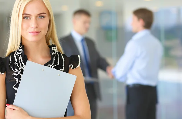 Zakenvrouw permanent op voorgrond in office — Stockfoto