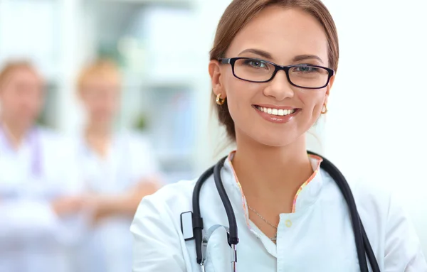 Žena lékař stojící v nemocnici — Stock fotografie