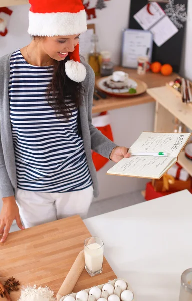 Woman making christmas cookies in the kitchen — Stock Photo, Image