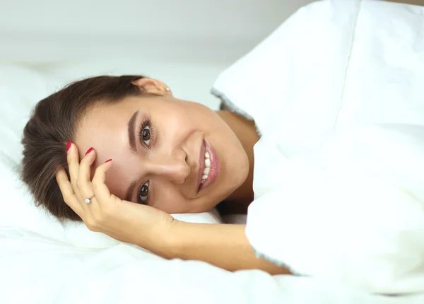 Ung vacker kvinna liggande i sängen — Stockfoto
