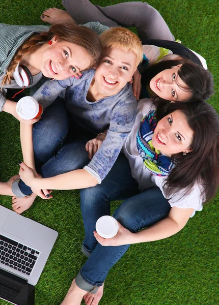 Groupe de jeunes étudiants utilisant un ordinateur portable ensemble — Photo