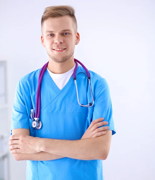 Médico con estetoscopio de pie, brazos cruzados, aislado sobre fondo blanco —  Fotos de Stock