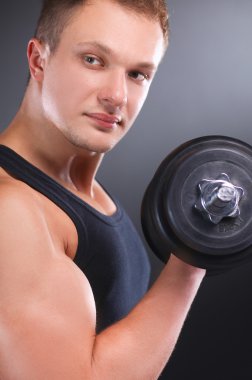 yakışıklı kaslı adam dumbell ile çalışma dışarı