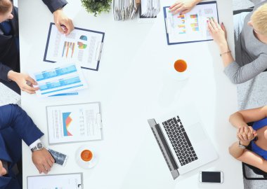 İş adamları iş toplantısında, ofiste oturup tartışıyorlar.