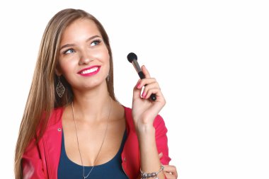 Genç güzel kadın elinde makyaj için fırça tutar