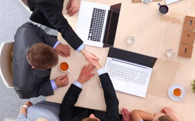 İş adamları iş toplantısında, ofiste oturup tartışıyorlar.