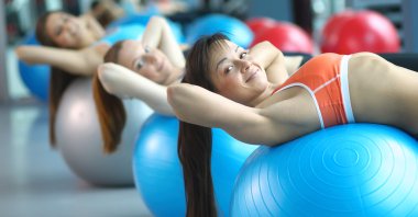 Spor salonunda pilates sınıfındaki bir grup insan.