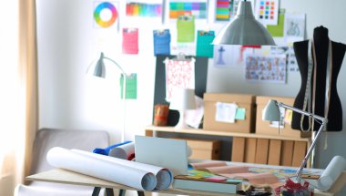 Ofisinde dikiş manikinleri olan tasarımcı işyeri.