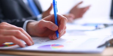 Ofisteki masada oturan iş adamları