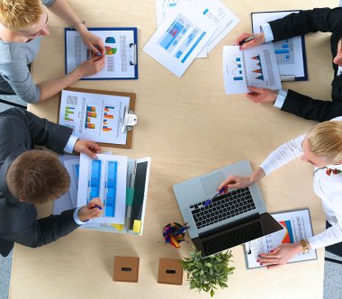 İş adamları iş toplantısında, ofiste oturup tartışıyorlar.