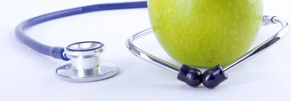 Stethoskop und grüner Apfel isoliert auf weißem Hintergrund — Stockfoto