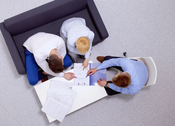 Geschäftsleute sitzen und diskutieren bei Geschäftstreffen, im Büro — Stockfoto