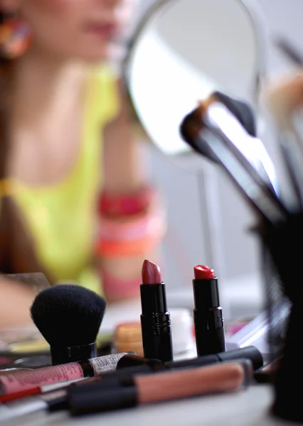 若い美しい女性化粧鏡、机に座っての近く — ストック写真