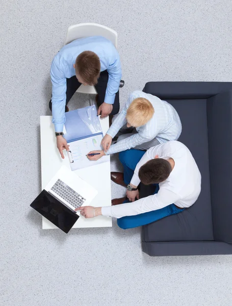 Geschäftsleute sitzen und diskutieren bei Geschäftstreffen, im Büro — Stockfoto