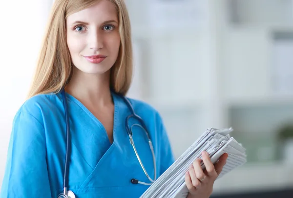 Retrato de médico mulher com pasta no corredor do hospital — Fotografia de Stock