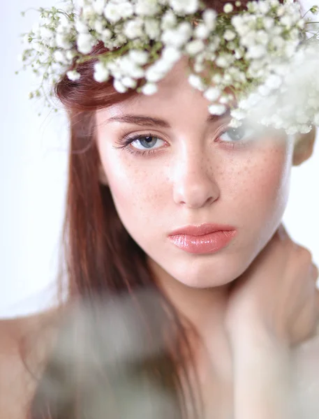 Porträtt av en vacker kvinna med blommor i håret — Stockfoto