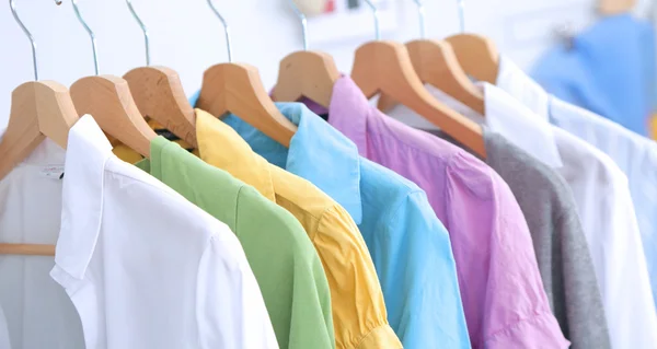 Clothes hang on a shelf in  designer clothes store — Stock Photo, Image