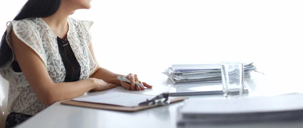 Mulher com documentos sentados na mesa — Fotografia de Stock