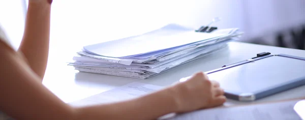 Femme avec des documents assis sur le bureau — Photo