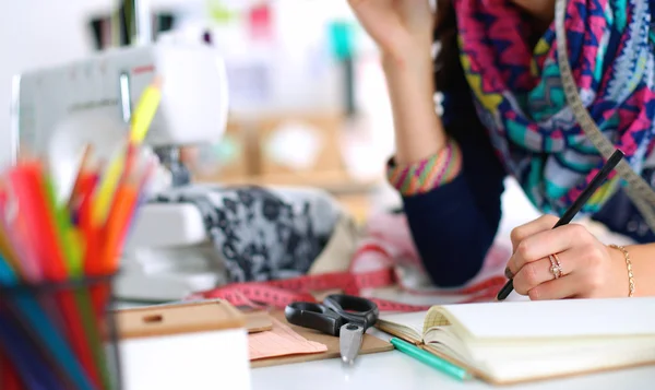 Kleermaker ontwerpen van kleding patroon op papier — Stockfoto