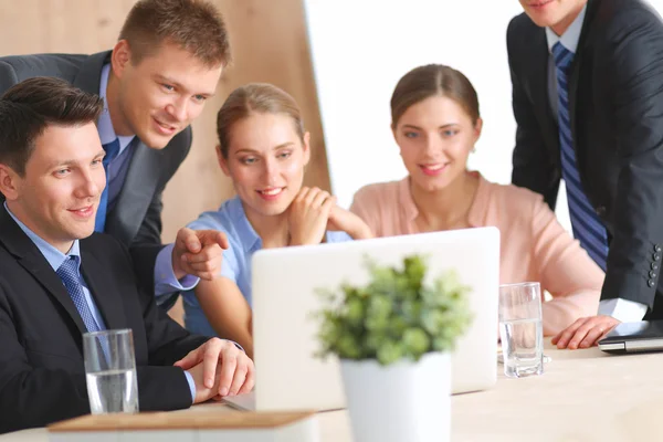 Uomini d'affari che siedono e discutono alla riunione di lavoro, in ufficio — Foto Stock