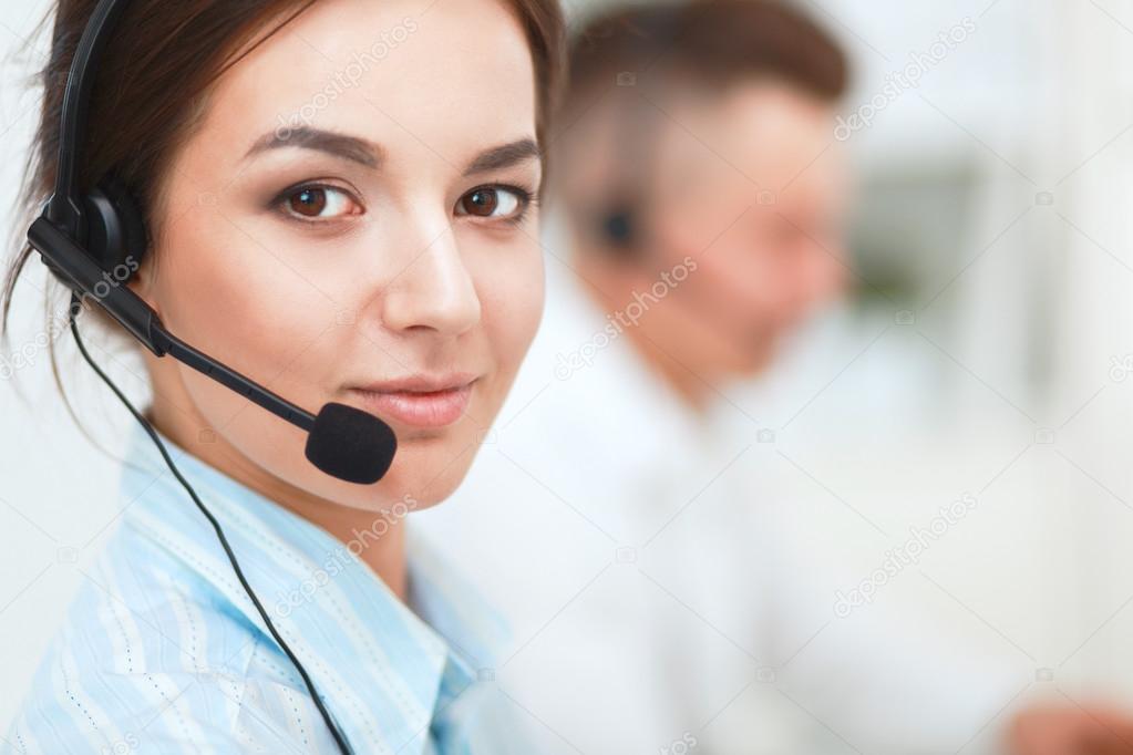 диспетчер консьерж. диспетчер за компьютером картинка. администратор колл центра больницы. девушка колл центр. специалист call-центра.