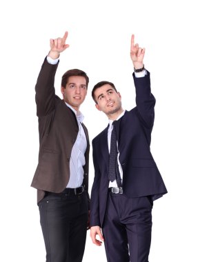 Beyaz arka plan üzerinde izole sözleşme klasör tutan iki iş adamı