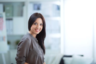 genç kadın fotoğrafçı masada oturan resimleri işleme