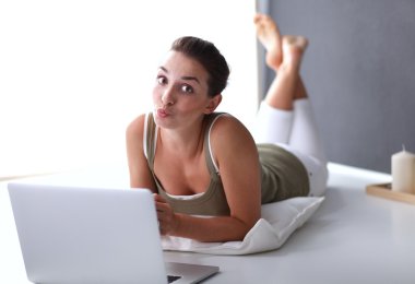 Yerde yatarken çekici beyaz kız