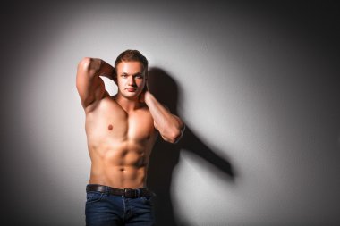 sağlıklı, kaslı, genç adam. siyah arka plan üzerine izole