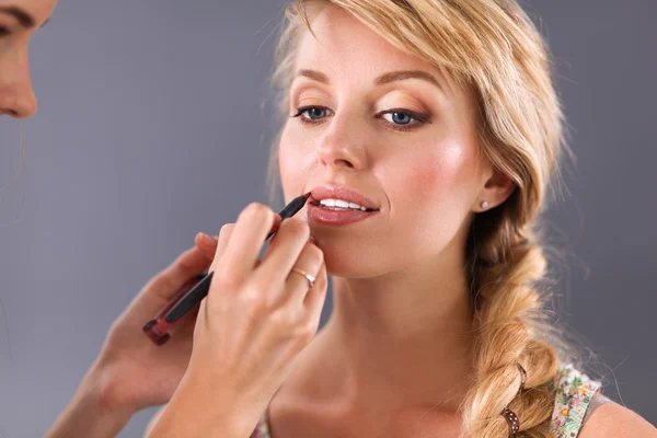 Artista fare professionale make up di donna — Foto Stock