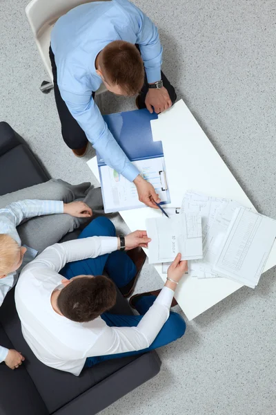 Geschäftsleute sitzen und diskutieren bei Geschäftstreffen, im Büro — Stockfoto