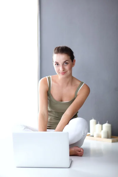 Attraktive kaukasische Mädchen sitzen auf dem Boden — Stockfoto