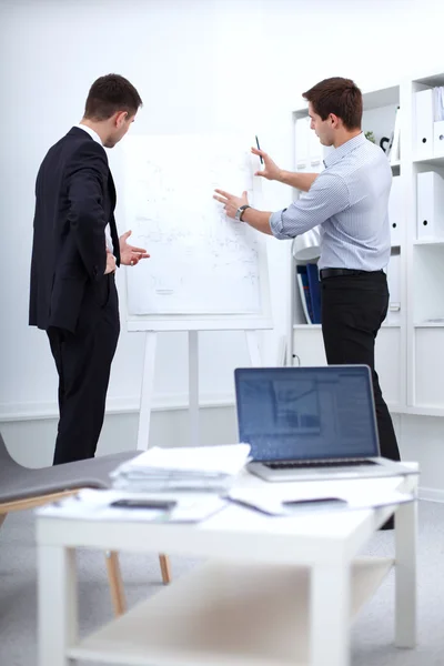 Zakenmensen zitten en discussiëren op zakelijke bijeenkomst, in functie — Stockfoto