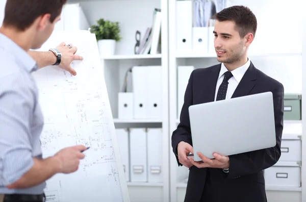 Zakenmensen zitten en discussiëren op zakelijke bijeenkomst, in functie — Stockfoto