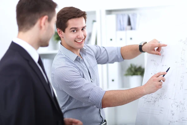 Uomini d'affari che siedono e discutono alla riunione di lavoro, in ufficio — Foto Stock