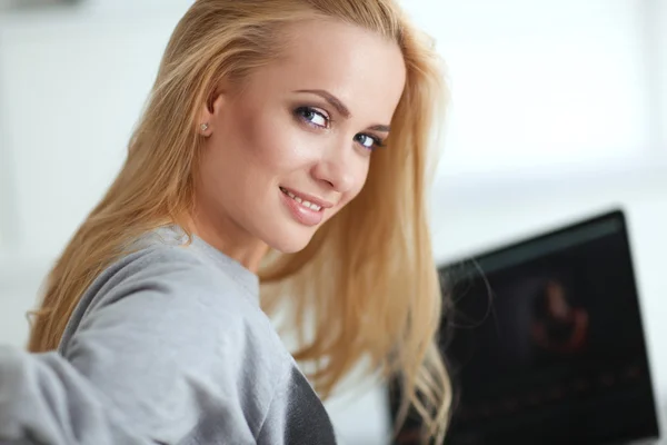 Mladá krásná žena pomocí notebooku doma — Stock fotografie