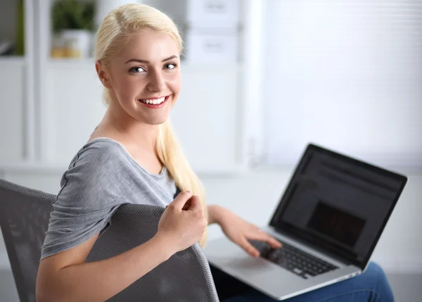 Νεαρή όμορφη γυναίκα χρησιμοποιώντας έναν φορητό υπολογιστή στο σπίτι — Φωτογραφία Αρχείου