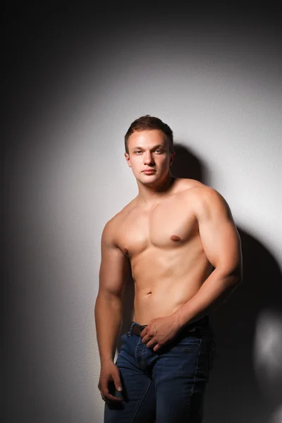 Hombre joven muscular sano. aislados sobre fondo negro — Stockfoto