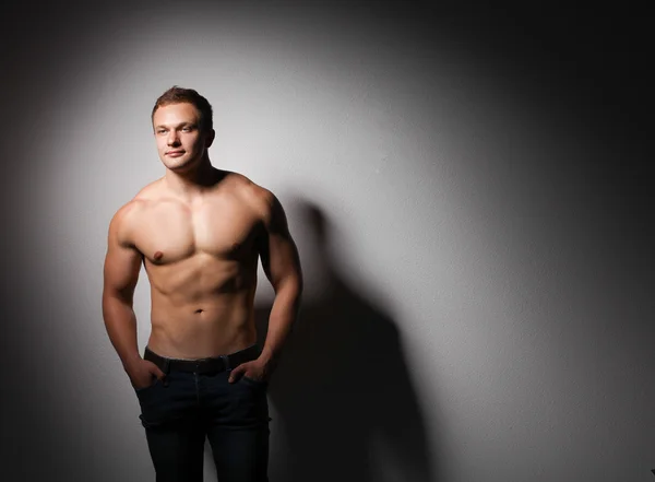 Hombre joven muscular sano. aislados sobre fondo negro — Stockfoto