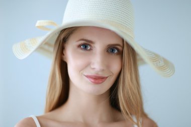 Retrato de la hermosa modelo con sombrero, aislado sobre fondo blanco