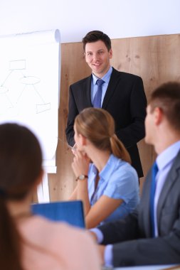İş adamları iş toplantısında, ofiste oturup tartışıyorlar.