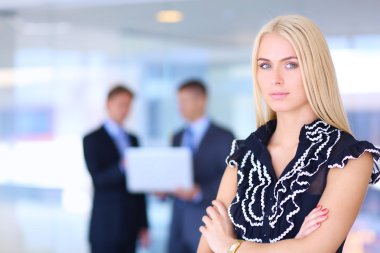 İş kadını ofiste ön planda duran