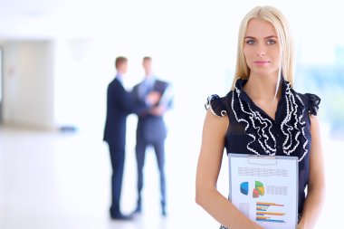 Bir klasörde elleri ile ön planda duran iş kadın