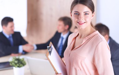 İş adamları iş toplantısında, ofiste oturup tartışıyorlar.