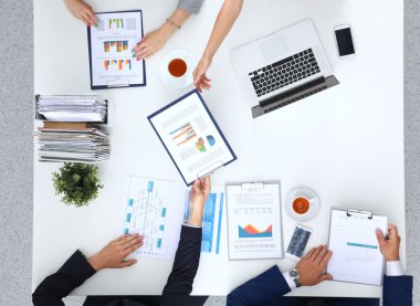 İş adamları iş toplantısında, ofiste oturup tartışıyorlar.