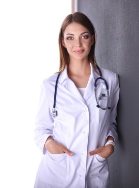 Steteskobu olan doktor kadın gri arka planda izole edilmiş.