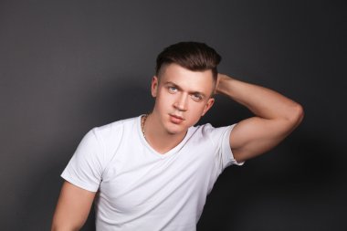 Studio moda portre genç adam